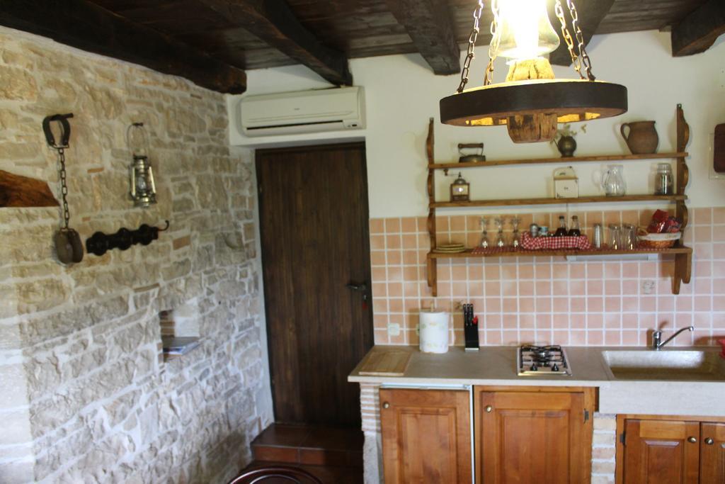 Apartments Mestri Grožnjan Quarto foto